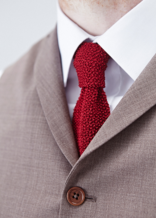 field-grey-bespoke-red-knitted-tie-avenue-danddlondon