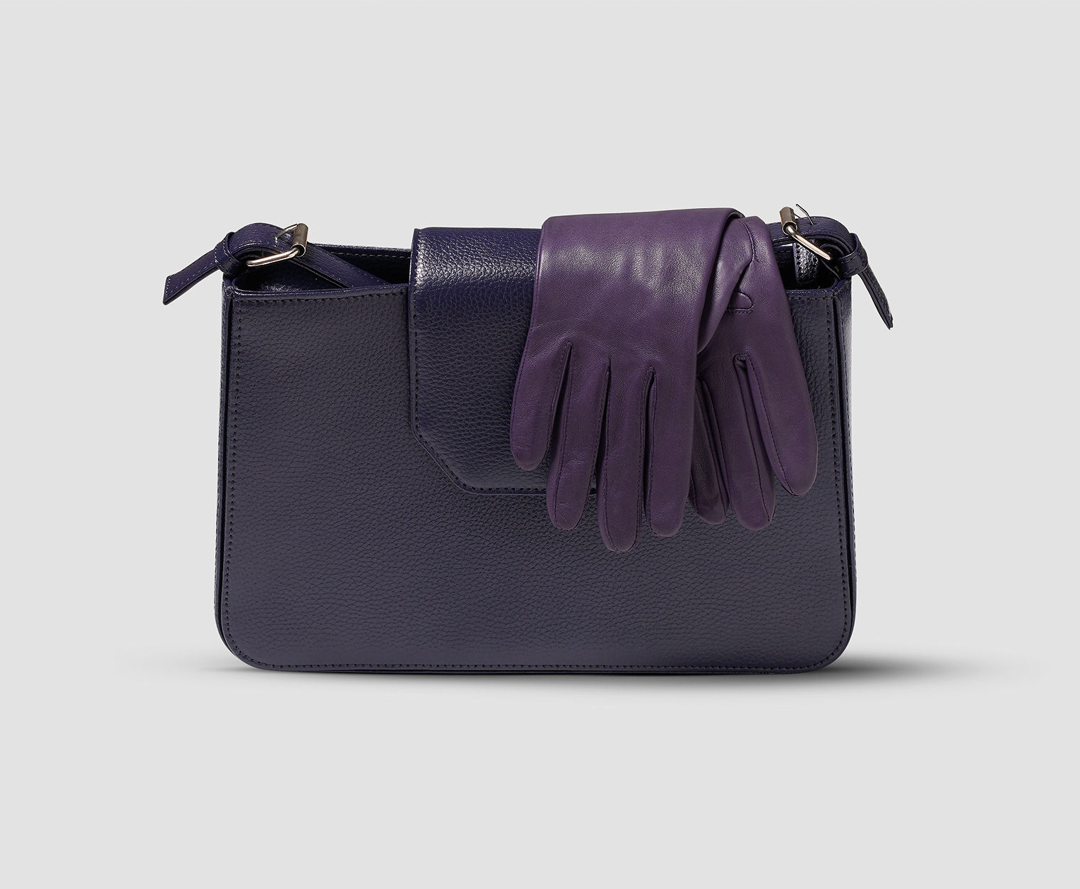 field-grey-female-uniform-accessories-leather-gloves-handbag-airline-titan