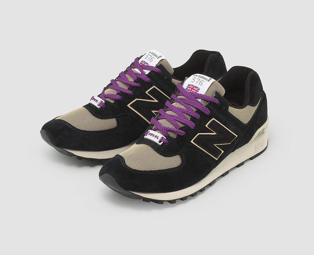 field-grey-female-uniform-newbalance-yotel